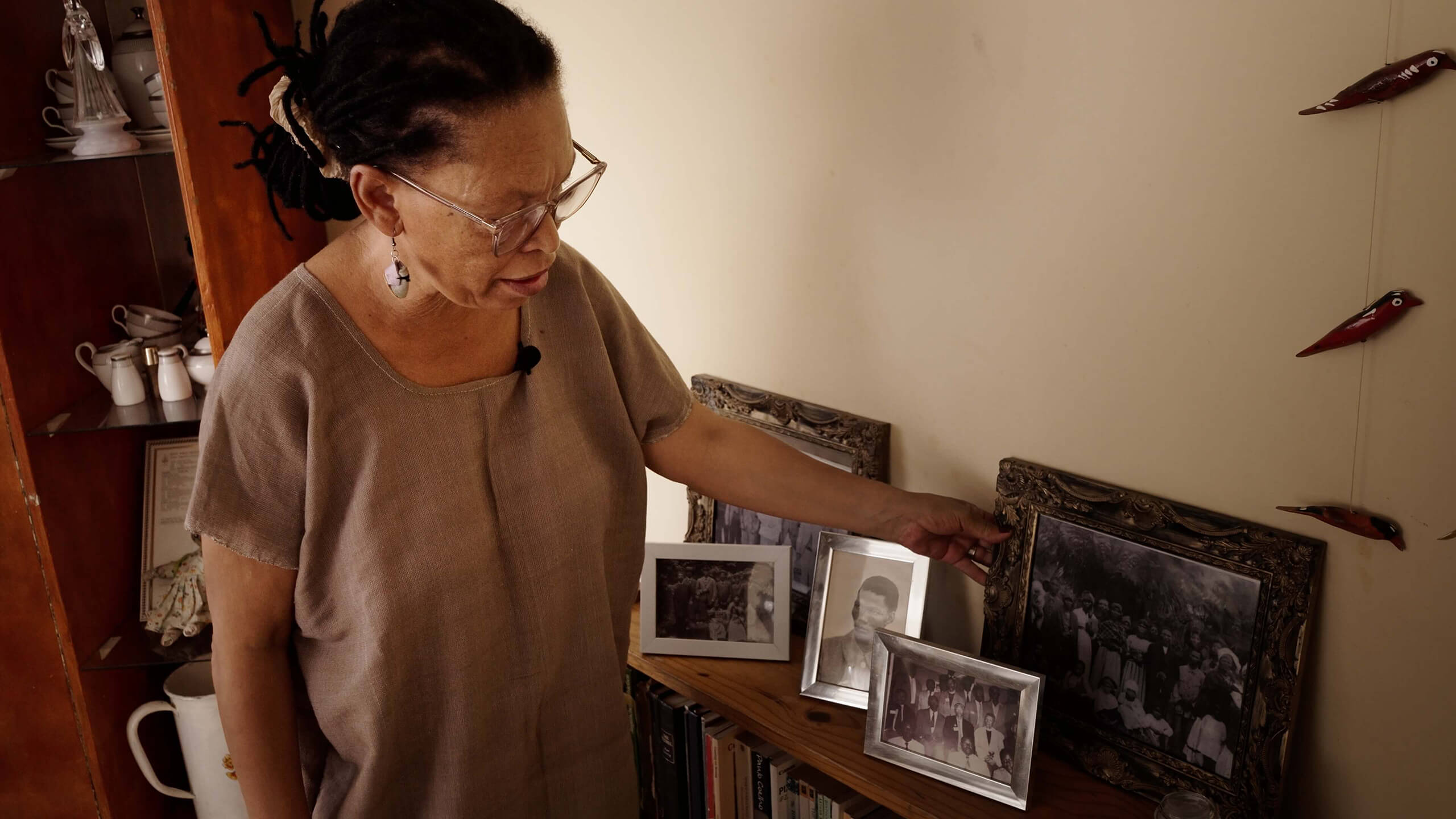 SIMA LUIPERT IN HER HOME